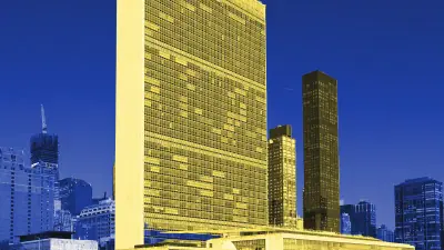 Photo illustration: the United Nations Secretariat building in New York in blue duotone, the building in yellow.